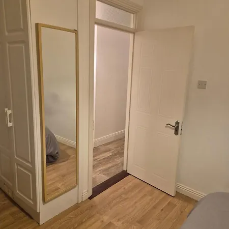 Cosy 2 Bed 1 Bath Flat In Apartment