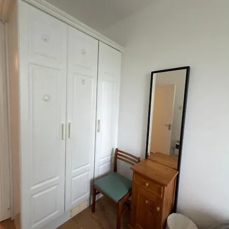 Cosy 2 Bed 1 Bath Flat In Apartment *