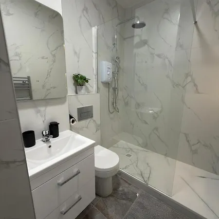 Cosy 2 Bed 1 Bath Flat In Apartment