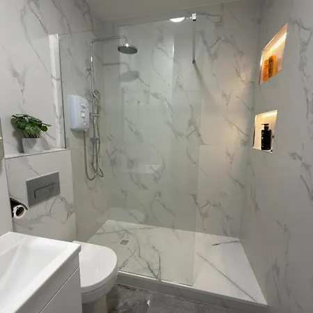 Cosy 2 Bed 1 Bath Flat In *