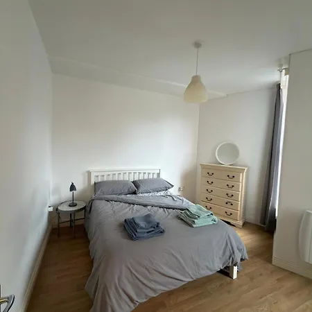 Cosy 2 Bed 1 Bath Flat In Apartment
